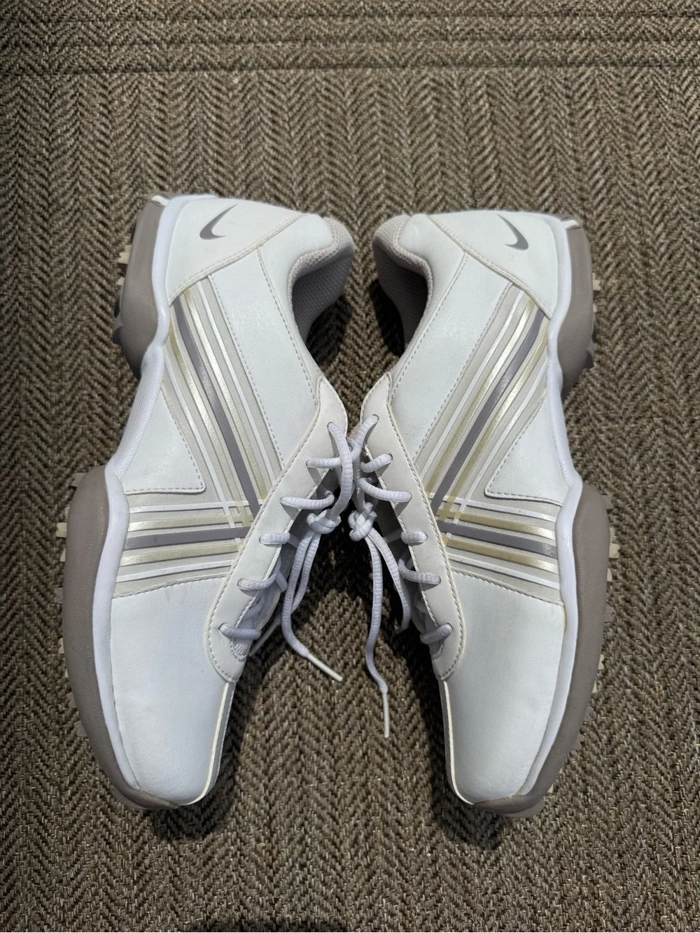 Vintage Nike Women’s size 7 Power Channel Golf Shoes w/ Metallic Stripe Accent